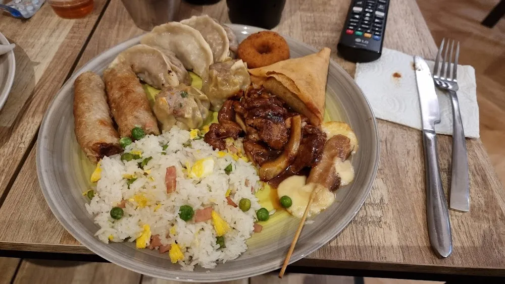 Mélange Samosa Bœuf Riz Cantoné Brochette Bœuf Fromage Gyosas Nems Boeufs